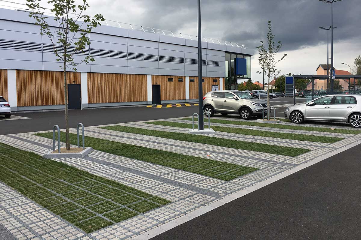 Niet-afgekit+bevestigde+parkeerplaats+metTTE%C2%AE+KLINKERS+en+TTE%C2%AE+GROEN.