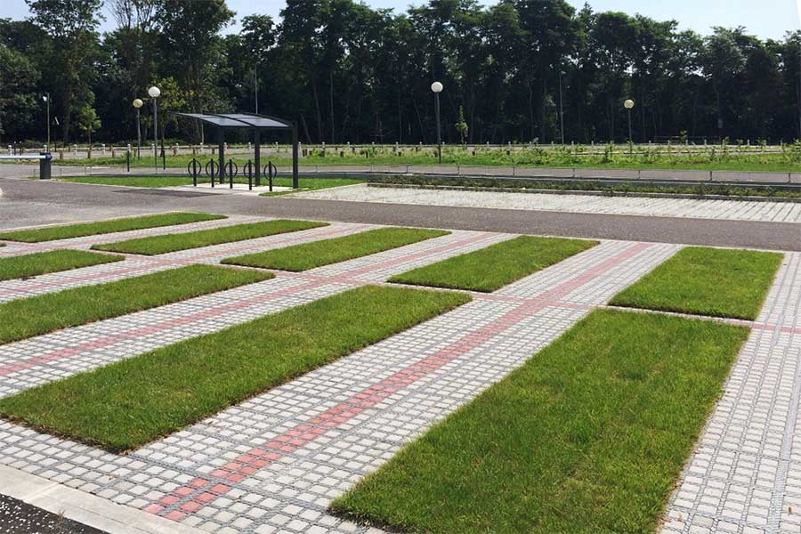 Met TTE® KLINKERS en TTE® GROEN bevestigde parkeerplaats. Met TTE® KLINKERS en TTE® GROEN bevestigde parkeerplaats.